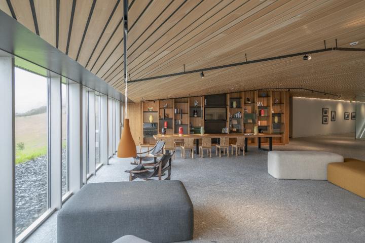 La biblioteca del Parador de Costa da Morte con espectaculares vistas al mar.