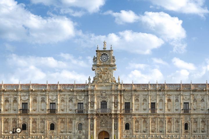 La espectacular fachada del Parador de León.