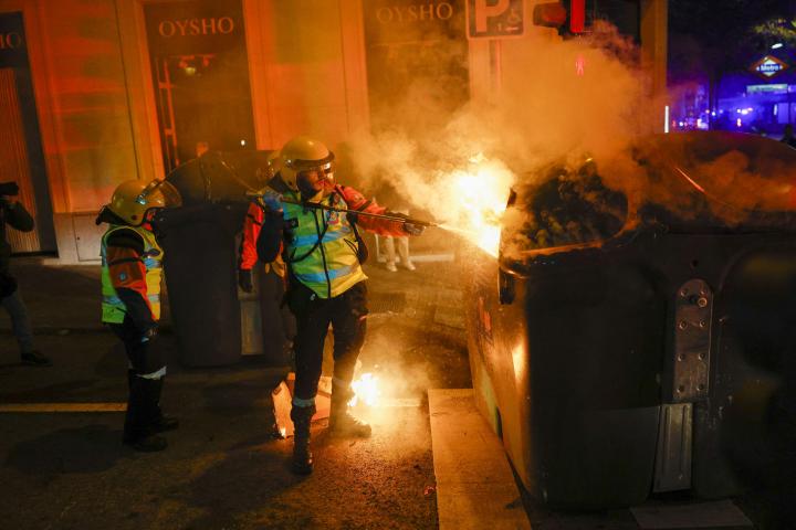 Los manifestantes de Ferraz han quemado algunos contenedores durante las cargas policiales.