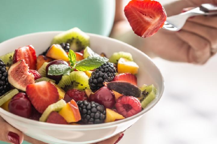Mujer comiendo fruta