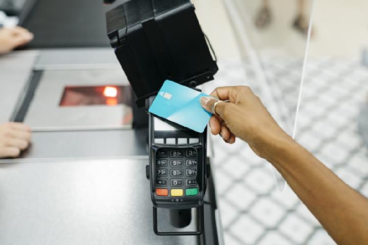 Una persona pagando en un TPV