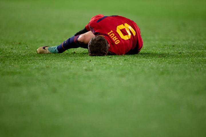 Gavi, se duele en la rodilla después de lesionarse en el España - Georgia.