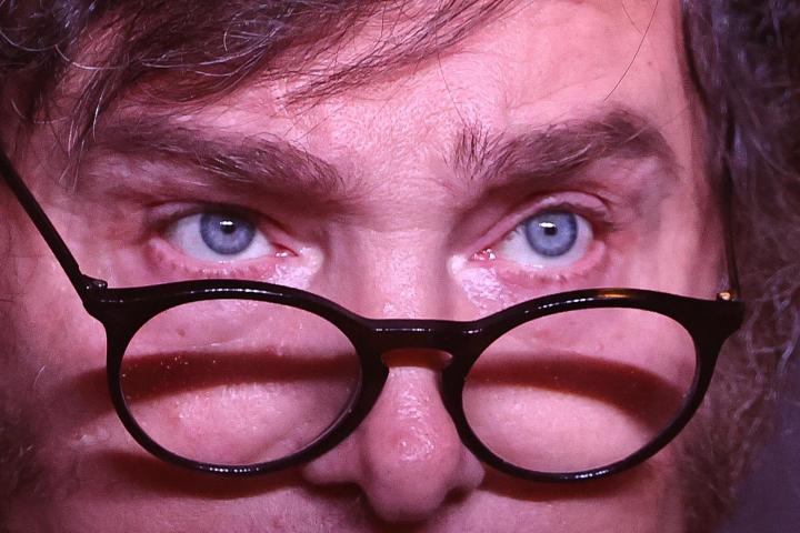 Primer plano del rostro del presidente electo de Argentina, Javier Milei.