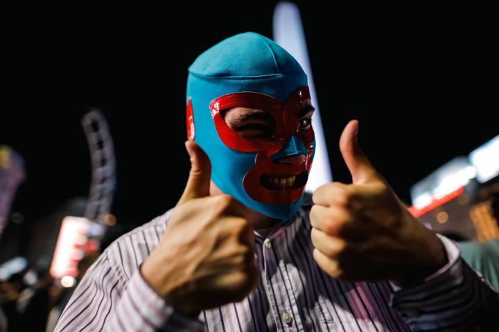 Simpatizantes de Javier Milei, celebran en las calles los resultados de las elecciones en Argentina.