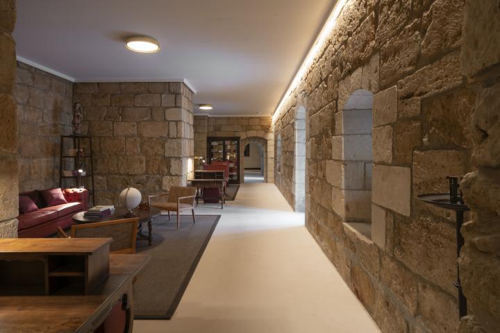 Uno de los espacios más especiales del parador de León es su biblioteca.