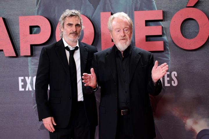 El actor Joaquin Phoenix y el director Ridley Scott (R) en la 'premier' de 'Napoleón' este lunes en el Museo del Prado de Madrid.