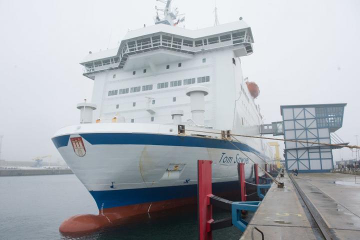 El buque  que ahora mismo saca la basura de Ceuta.