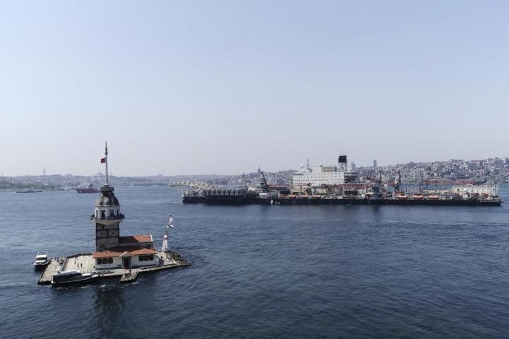 El Pioneering Spirit atraviesa el Bósforo en una imagen de archivo.