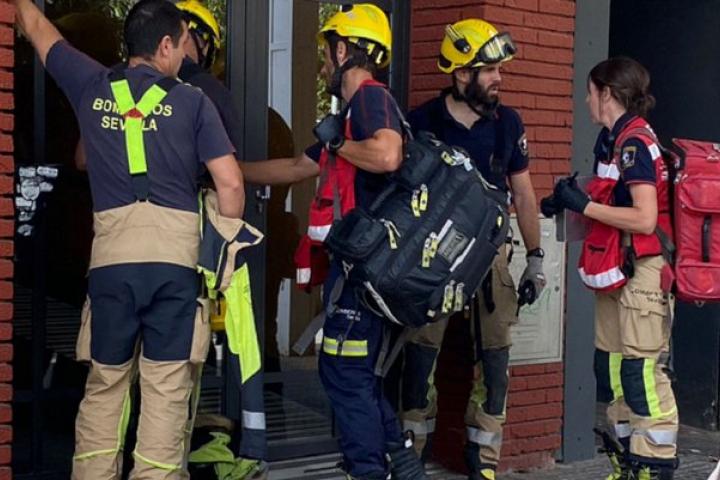 Los bomberos procedieron a la extinción del fuego originado en una vivienda hispalense del barrio de Los Remedios.