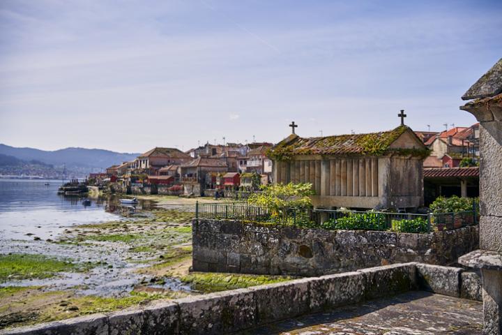 Vista de la icónica localidad pontevedresa de Combarro, conocido por sus hórreos al lado del mar.