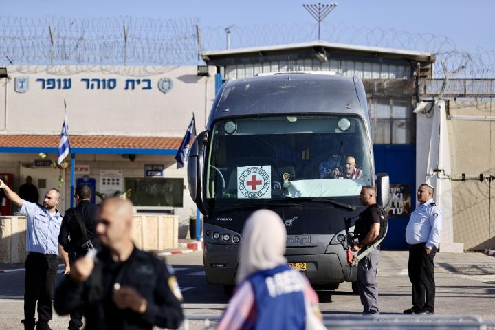 Trabajadores de la Cruz Roja esperan a las puertas de la prisión de Ofer, en Israel.