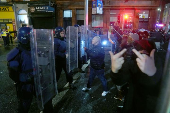 Un grupo extrema derecha se enfrenta a la policía irlandesa.