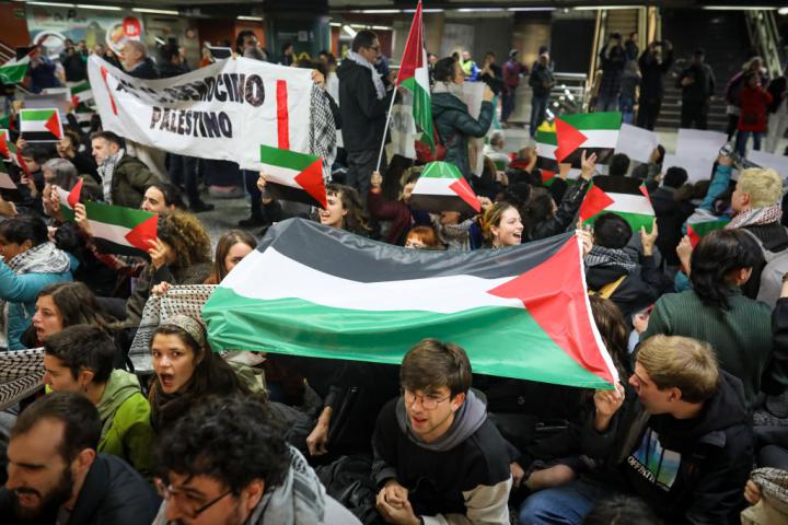 Activistas propalestinos se manifiestan en el metro de Madrid este jueves.