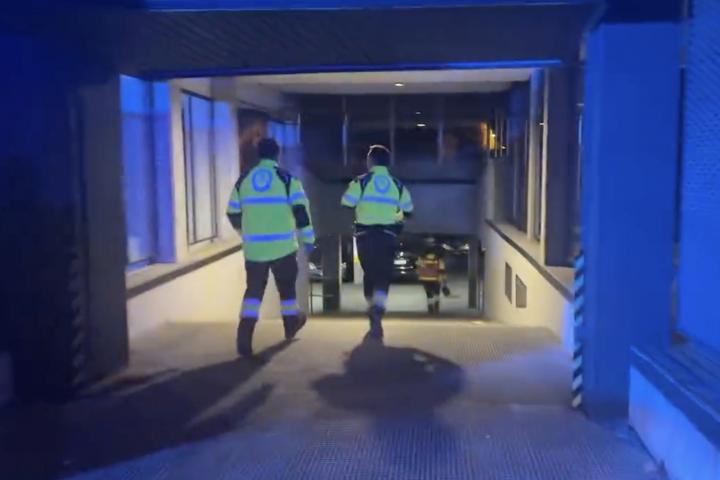 Efectivos del SAMUR acuden al inmueble en el que han localizado a la mujer y a la niña muertas.