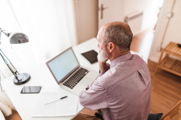 Imagen de archivo de una persona ante un portátil.