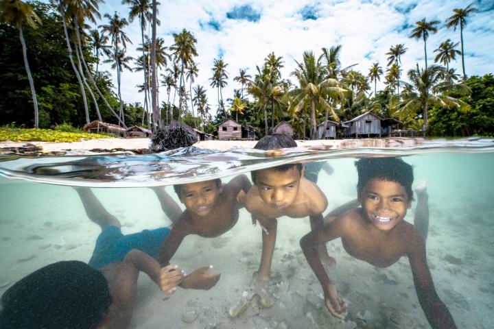 Un grupo de niños de la tribu de los Bajau, sumergidos en aguas de Tailandia.