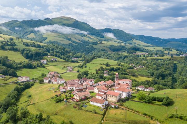 Vista aérea del valle del Baztán en Navarra, donde se pueden encontrar hermosos pueblos.