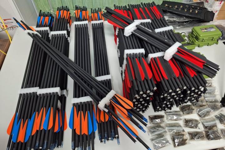 Flechas halladas por la Guardia Civil en la vivienda del detenido.