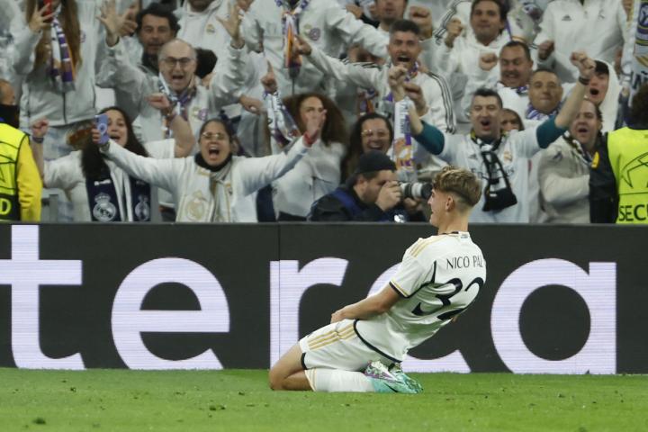 El madridista Nico Paz celebra el gol que hacía subir el 3-2 al marcador