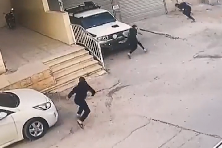 Fotograma del vídeo del medio palestino Quds News Network, instantes antes de que abran fuego un francotirador israelí.