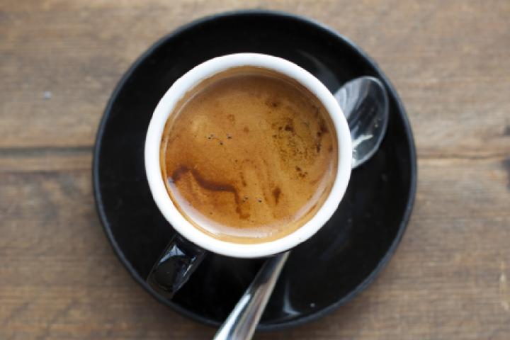 Taza de café con un plato debajo