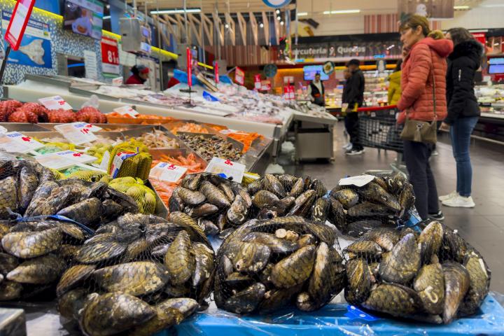 Vista de un mercado con productos frescos de alimentación en Teruel el 29 de noviembre de 2023.