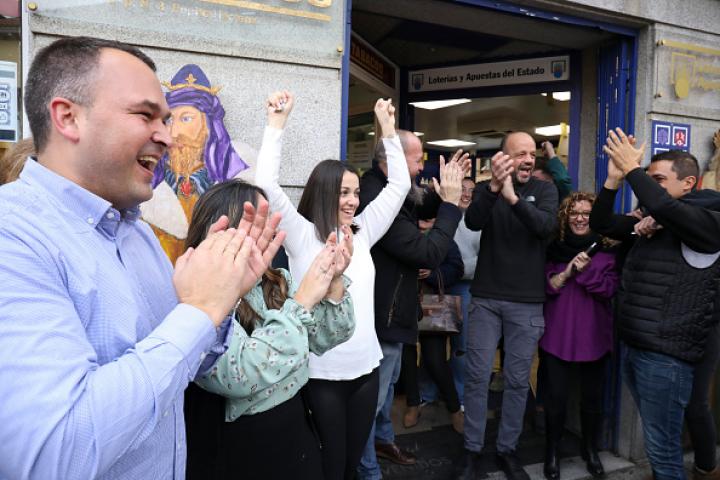Celebración de los empleados de la administración de San Lorenzo de El Escorial en la que cayó 'El Gordo' en el sorteo de Navidad de 2022.