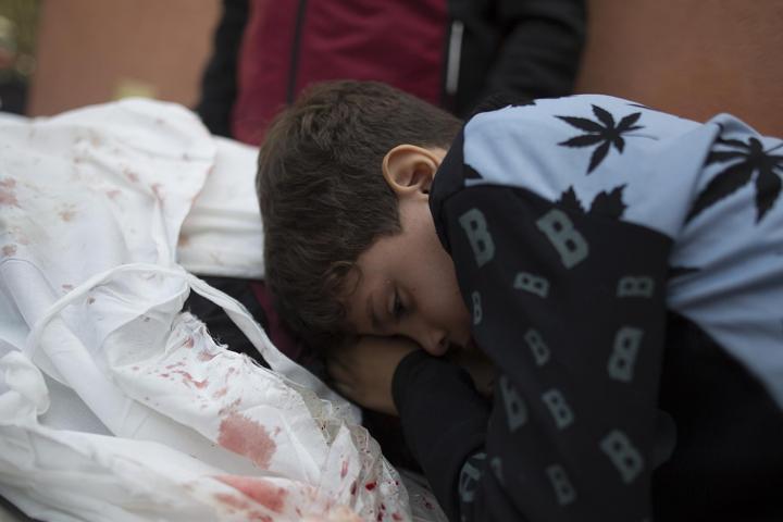 Un niño palestino llora la muerte de su padre tras romperse la tregua en Gaza y reanudarse los intercambios de ataques entre Israel y Hamás.