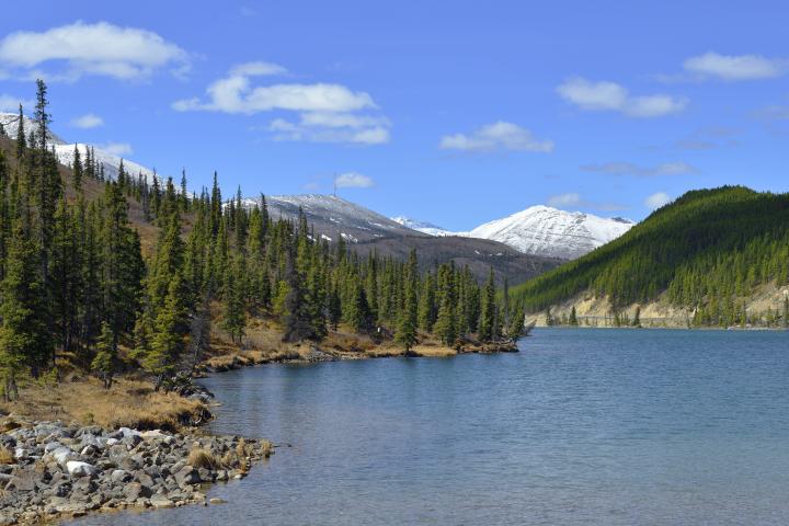 Imagen de un lago en el Northern Rocky Mountains Provincial Park, en Alaska.
