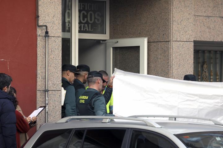 Guardia Civil, miembros de protección Civil y trabajadores funerarios retiran los cuerpos de un matrimonio de octogenarios que ha aparecido con signos de violencia este viernes en el domicilio en el que se residían en el pueblo de Sigüeiro del municipio de Oroso en A Coruña.