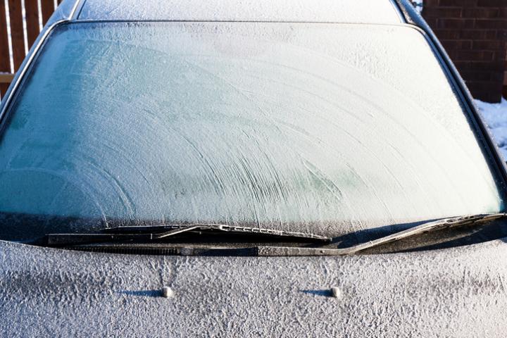 Imagen de archivo de un coche con los cristales congelados por las bajas temperaturas.