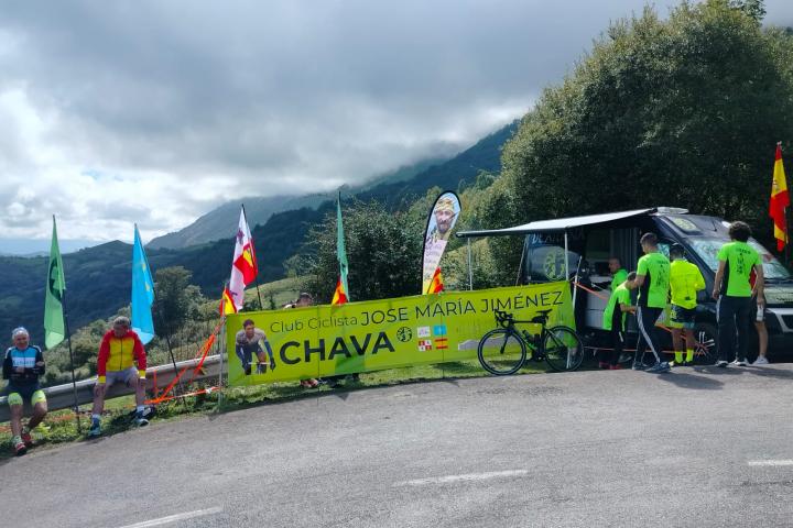 La pancarta del 'Chava' que lleva su club, en el Angliru