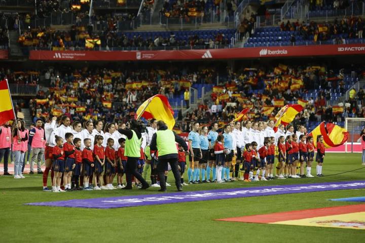 Ambiente en La Rosaleda en el partido de la selección femenina con mayor asistencia