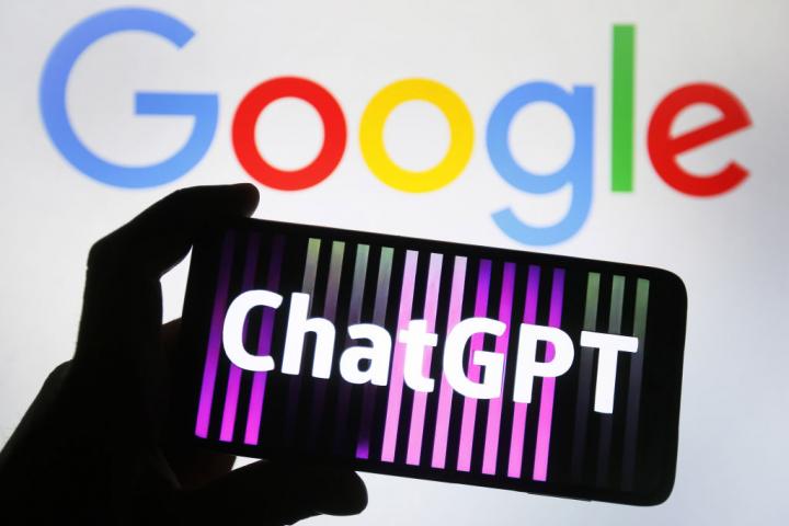 Ilustración con el logo de ChatGPT frente a uno de Google.
