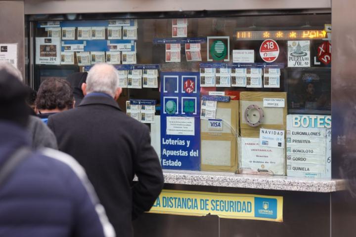 Imagen de archivo de personas haciendo cola para comprar un décimo de Lotería de Navidad.