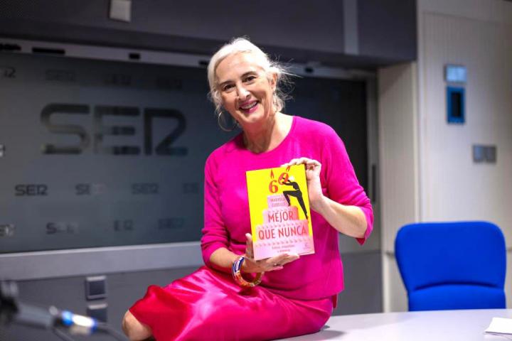 Mariola Cubells posando con su libro.