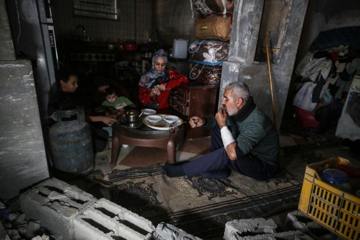 Una familia palestina comiendo en Gaza.