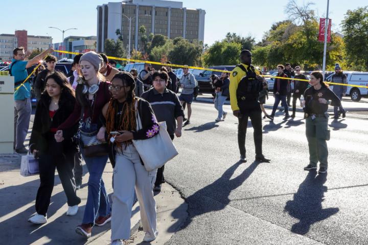 Varios estudiantes de la Universidad de Nevada, en Las Vegas, abandonan el campus tras el tiroteo.