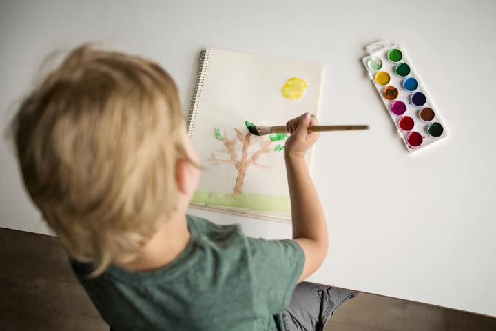 Foto de archivo de un niño dibujando.