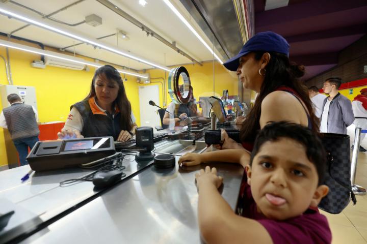 Clientes del Metro de Quito compran un billete en las taquillas.