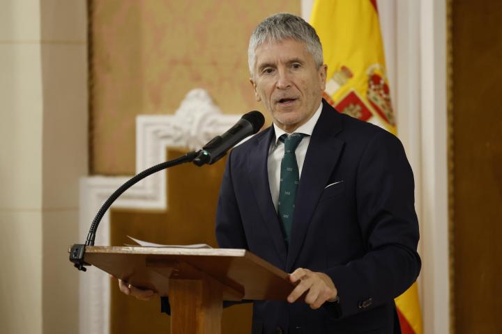 El ministro del Interior, Fernando Grande-Marlaska, interviene en el acto de presentación del calendario solidario de la Guardia Civil para 2024 este lunes en Madrid.