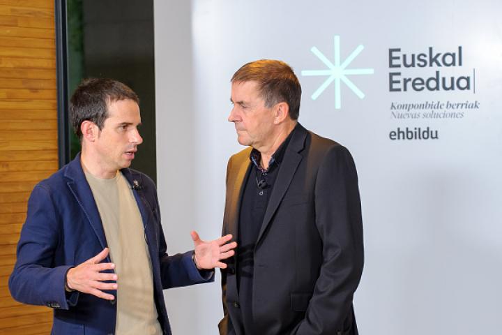 Pello Otxandiano, candidato de EH Bildu elecciones vascas, con el líder de la formación abertzale, Arnaldo Otegi.
