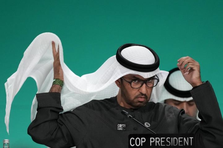 El presidente de la COP28 de Dubái, Sultan al-Jabers, se ajusta el ghutra.