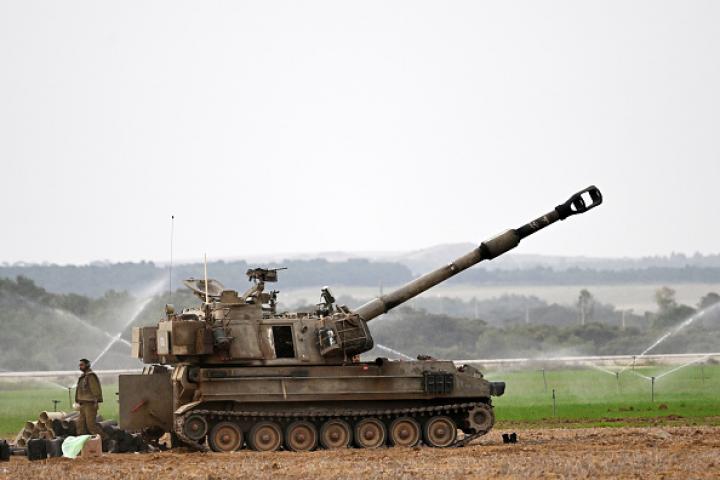 Un tanque israelí en la frontera con Gaza, en Nahal Oz.