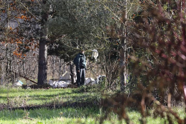 Un joven de 25 años falleció anoche tras recibir un disparo de un arma de fuego en las inmediaciones de un bar de la localidad de Posada del Bierzo, en León, y el supuesto autor del homicidio, otro hombre de 61 años, se dio a la fuga en un vehículo y está siendo buscado por la Guardia Civil.
