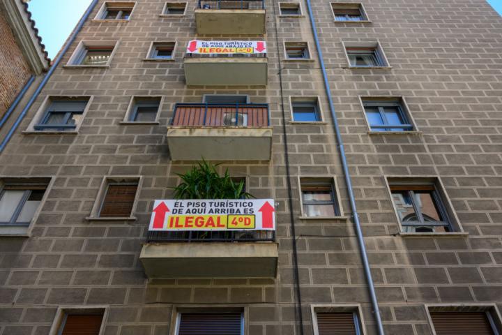 Vecinos de un edificio en la Plaza Mayor cuelga carteles contra los pisos turísticos.