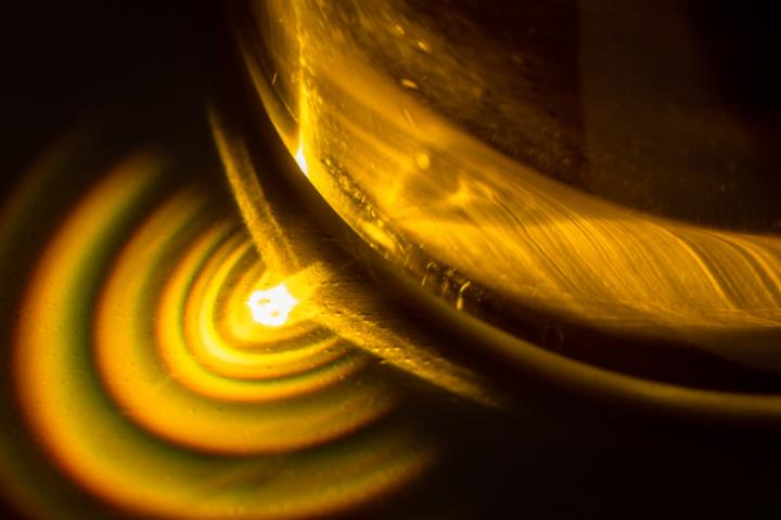 Detalle del reflejo en una botella con aceite de oliva.