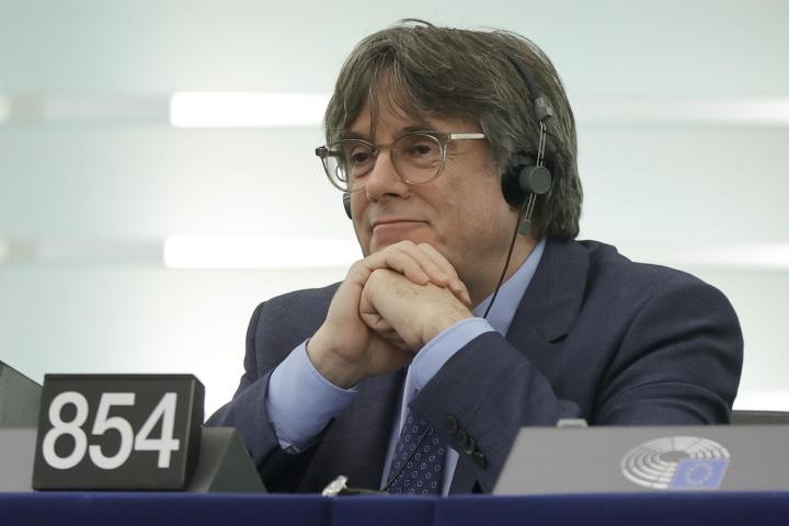 El expresident Carles Puigdemont, siguiendo la intervención de Pedro Sánchez en el balance sobre la Presidencia española de Turno de la UE, en la Eurocámara (Estrasburgo).