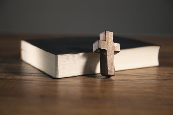 Imagen de archivo de una Biblia y un crucifijo.