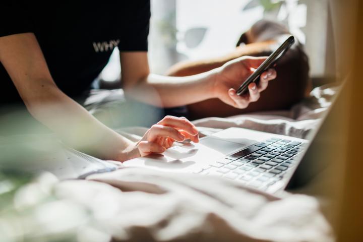 Un adolescente con un móvil y un portátil en una imagen de archivo.